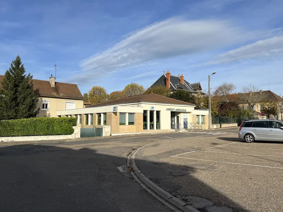 Façade d'une agence du Crédit Agricole à Marcigny, en Saône-et-Loire, sous un ciel d'automne